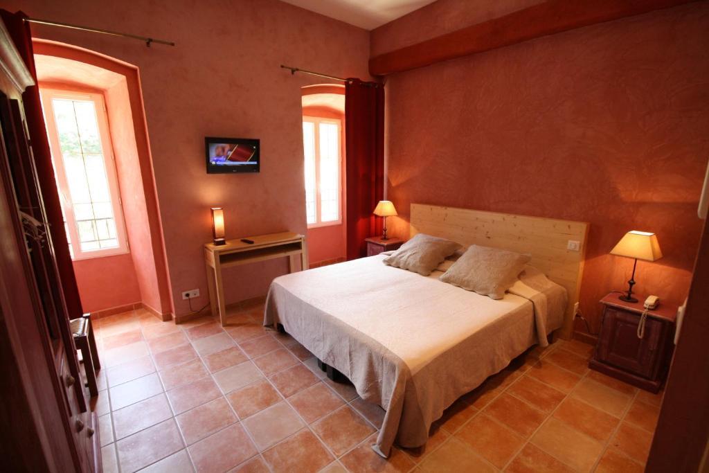 Logis Hotel Restaurant Le Domaine De L'Eau Vive Largentiere Room photo